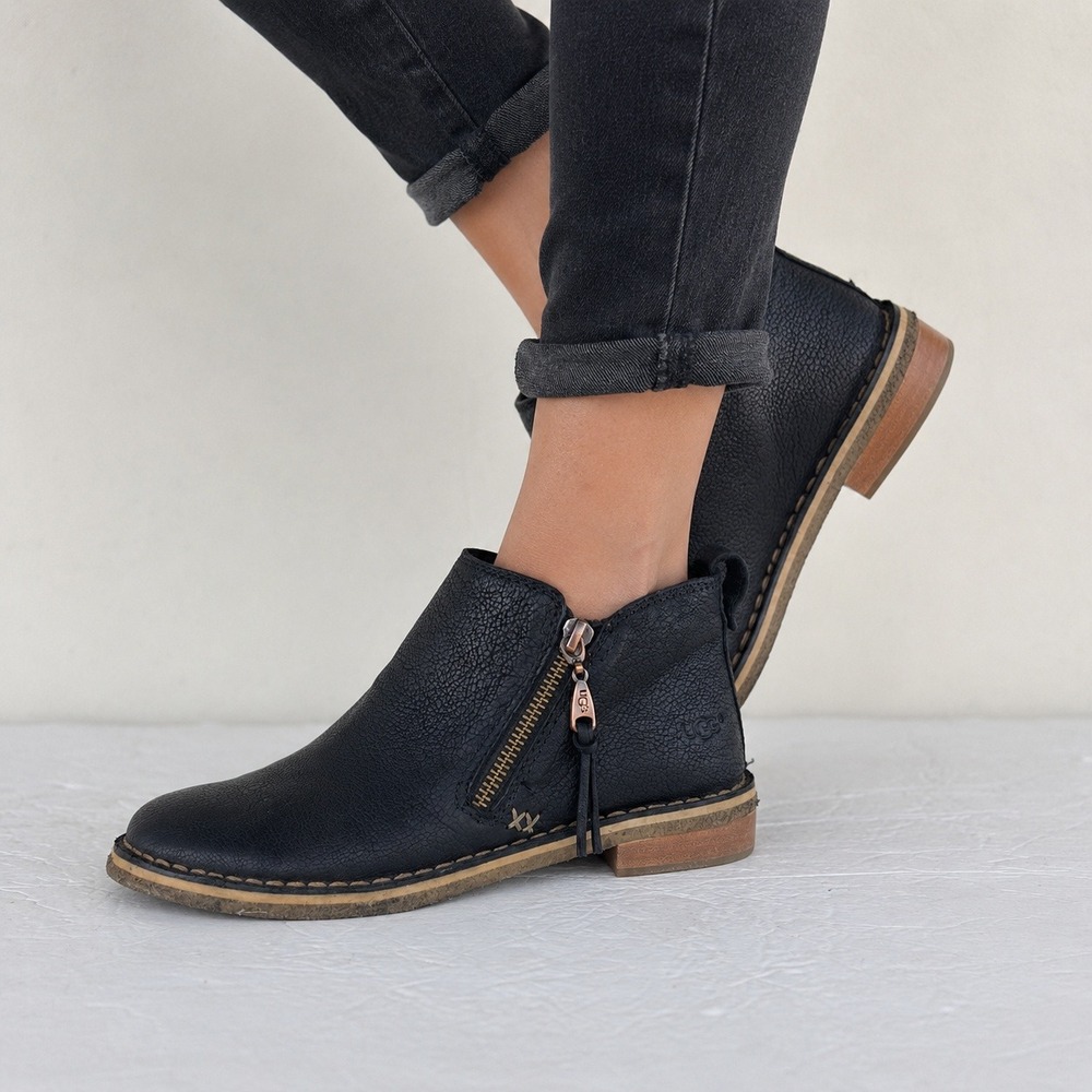 UGG Australia Simmens‎ Ankle Boots Women 6 Black Leather Side Zip Shearling Boho